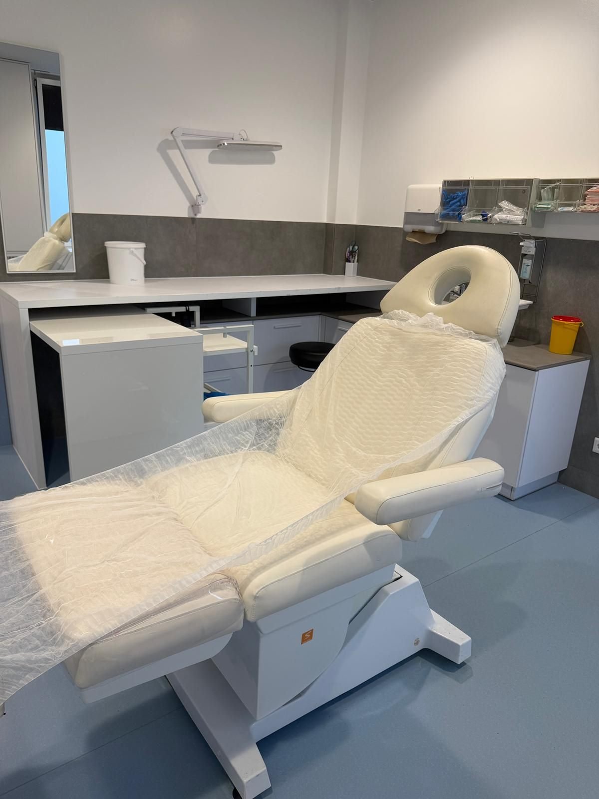 Vorbereiteter Behandlungsstuhl der Hair Smile Ästhetik in Frankfurt